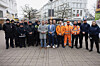 Bezirksamtsleiter Ralf Neubauer (Mitte, grauer Mantel) steht mit der Kontrolleinheit vor einem Kehrfahrzeug der Stadtreinigung.