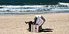 Ein Mann sitzt in einem Strandkorb. (Symbolbild)