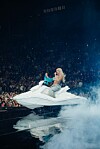 Bei „Hoes up, G’s down“ fährt Shirin David mit einem Jetski über die Bühne.