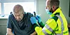 Ein 67-jährige Nierenpatient wird in seinem Haus in Dänemark gegen das Coronavirus geimpft.