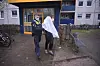 Polizisten führen einen Verdächtigen am Wagrierweg ab.