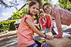 Emilia (10, r.) und Carlotta (10) lernen bei Ann-Christin Schulte-Westhoff wie man eine Herzdruckmassage macht und wie ein Defibrillator funktioniert.
