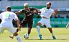St. Pauli-Profi Saad im Zweikampf mit Fürths Asta