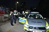 Zahlreiche Polizisten an einem Polizeiauto