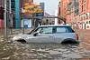Hamburg im Jahr 2017: Ein Auto steht am Fischmarkt im Wasser. Die Sturmflut überflutete die Strassen.
