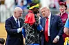 Nicolas Jackson nimmt mit Senegal-Flagge die unterkühlte Gratulation von Donald Trump entgegen.