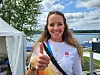 Sofia Meakin hebt den Daumen
