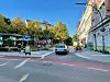 Ein Auto fährt durch eine Straße