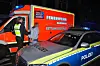 Ein Mann wird in Handschellen abgeführt