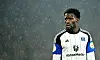 Bakery Jatta mit skeptischem Blick im Regen