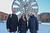 Michael Werner-Boelz (Leiter Bezirksamt Nord), Karen Pein (SPD, Senatorin für Stadtentwicklung und Wohnen) und Hans-Peter Boltres (Baudezernent Bezirksamt Hamburg-Nord) vor dem Barmbeker Wahrzeichen, der Trude (v.l.)