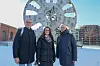 Michael Werner-Boelz (Leiter Bezirksamt Nord), Karen Pein (SPD, Senatorin für Stadtentwicklung und Wohnen) und Hans-Peter Boltres (Baudezernent Bezirksamt Hamburg-Nord) vor dem Barmbeker Wahrzeichen, der Trude (v.l.)