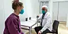Eine Patientin wird im Hamburger Corona-Impfzentrum beraten.