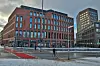 Wo eins das Hertie-Kaufhaus leer stand, steht jetzt das Hotel- und Geschäftshaus „Fuhle 101”. Daneben ragt das VBG-Hochaus in die Höhe.