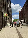 n der Massaquoipassage zwischen den beiden Gebäuden flanieren heutzutage im Sommer Passanten.