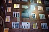 Fassade mit Qualm, der aus einer Wohnung dringt