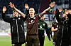 Jackson Irvine feiert den Sieg gegen Rostock vor den Fans