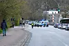Die Polizei sperrte die Winsener Straße in Harburg. Man sieht einen querstehenden Polizeiwagen, dahinter Autos und ein Bus im Stau
