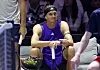 Alexander Zverev sitzt und hat seine Hände auf dem Schläger
