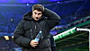 HSV-Trainer Merlin Polzin hat eine Wasserfalsche in der Hand und fasst sich mit der anderen an den Hinterkopf.