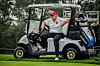 Donald Trump sitzt im Golf-Caddy