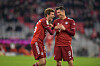 Thomas Müller und Robert Lewandowski feiern lächelnd im Bayern-Trikot nach dem 4:0 gegen Union.