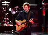 Ed Sheeran mit seiner Gitarre auf der Bühne in Hmaburg