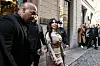 Überall auf der Welt wird Kim Kardashian erkannt. Hier wird sie von Bodyguards in Mailand vo neugierigen Blicken und Handykameras geschützt.