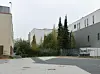 Bäume, Gestrüpp und ein Zaun sind dort, wo eigentlich der Durchgang zu dem belebten Marktplatz sein sollte. Noch ist die „BraDo“-Passage eine Sackgasse.