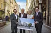Bezirksamtsleiter Ralf Neubauer (v.li.), Investor Dieter Becken, Mareike Menzel (BID) und Jan-Peer Lehfeldt (Hotel Vier Jahreszeiten) freuen sich auf den Wettbewerb zur Umgestaltung.