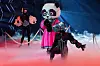 Der Panda steht im „The Masked Singer“-Finale auf der Bühne.