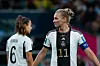 Alexandra Popp im Vordergrund und im Hintergrund Lena Oberdorf während des WM-Spiels gegen Kolumbien