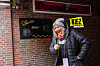 Carmen Doose (75) mit Rose auf dem Kiez