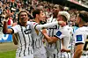 Die Spieler des SV Elversberg bejubeln Otto Stanges Tor