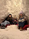 Jojo und ihre Freundinnen im Iglu
