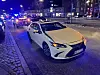 Das Taxi erfasste die Frau mit der Motorhaube.