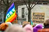 Ein Schild mit dem Text „Faschisten sind keine Alternative“ wird bei einer Demo in Hamburg gegen Rechts gezeigt.