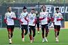 Nick Woltemade, Said El Mala, Assan Ouedraogo und Nathaniel Brown (v. l. n. r.) drehen ihre Runden beim Training des DFB-Teams, Julian Nagelsmann beobachtet die Youngster im Hintergrund