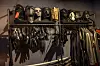 Masken, Schlagwerkzeuge, Latex- und Lederkleidung: Das Equipment der Domina in ihrem Studio.