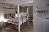 Das „Romance“-Zimmer im Domina-Studio mit Käfig unter dem Bett und Pranger.