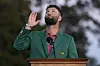 Masters-Champion Jon Rahm schaut bei seiner Siegesrede in den Himmel