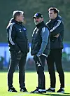 Stefan Kuntz, Steffen Baumgart und Claus Costa unterhalten sich auf dem Trainingsplatz