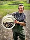 Eckard Wetzel mit Forellen