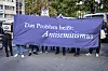 Pro-israelische Demonstranten halten ein Transparent mit der Aufschrift „Das Problem heißt Antisemitismus“ hoch.