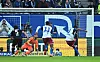 Robert Glatzel verwandelt den Elfmeter zum 1:1-Ausgleich,