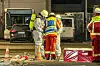 Woher kommt der Gestank? Feuerwehrleute in Schutzanzügen suchen das Firmengelände in Neu Wulmstorf bei Hamburg ab.