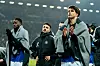 Luka Vuskovic klatscht vor den HSV-Fans in die Hände