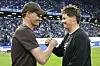 Merlin Polzin und Alexander Blessin geben sich vor dem Derby die Hand