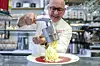 Eismann macht Spaghetti-Eis