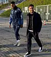 Ludovit Reis zusammen mit Robert Glatzel auf dem Weg zum HSV-Training.